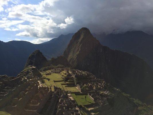 Bold Earth students hiking to Machu Picchu in Peru