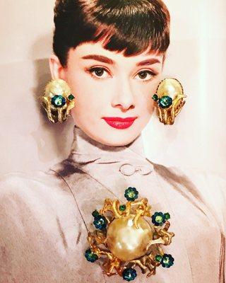 #Schiaparelli  #earrings #pearl #brooch #1960 #houseoffisher #vintagejewelry #westhollywood #Doheny #audreyhepburn #love #gift from #PARIS