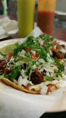 taco: chorizo, cilantro, cebolla, queso, jitomate y lechuga