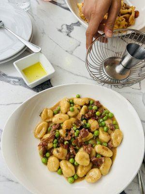 Gnocchi with pea and prosciutto