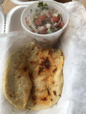 Pollo con Queso Pupusas