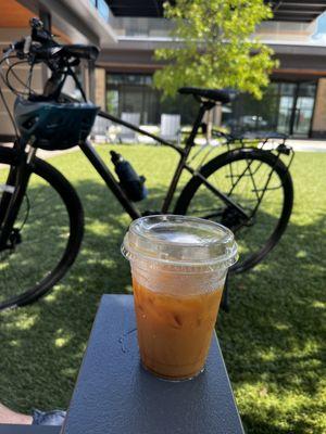 A delicious pit stop, excellent quality. (Iced Americano pictured)