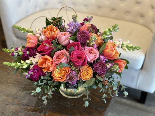 A beautiful corally pink color palette with some of our favorite blooms!