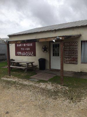 The front of Bar-B-Que To-Go.