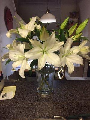 Casablanca Lillie's in vase and small Easter vase array- Karin's always comes to the plate with beautiful fresh and hearty flowers