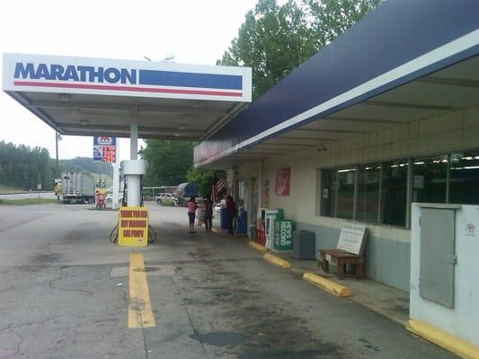 The front of this conveniece store?Marathon station.