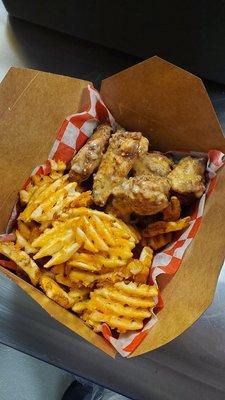 6 PC Garlic Parm Wings & Seasoned Waffle Fries