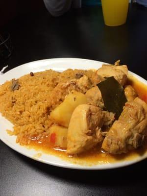 Pollo gusiado  with yellow rice