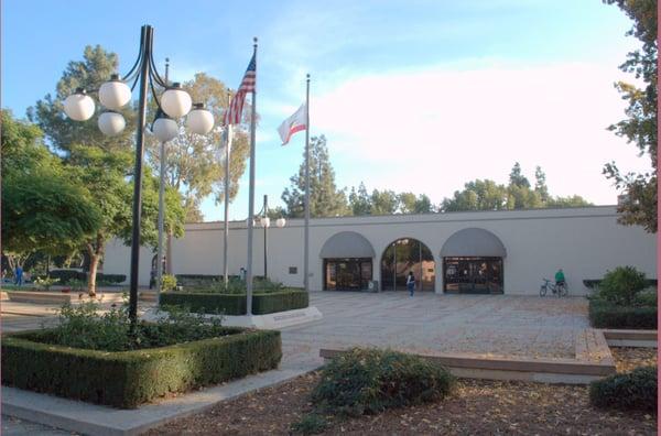 Public entrance to the Library via the Civic Courtyard.