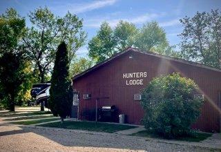 5 room Hunting lodge & onsite Heated game cleaning shack