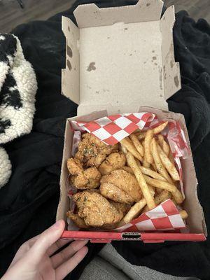 The garlic parmesan 8 piece meal deal.