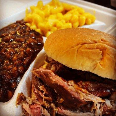 Pulled pork sandwich plate