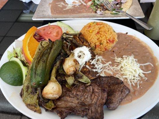 Bistec a La Tampiquena - $26