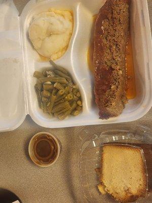 Meatloaf, mashed potatoes, green beans, pound cake. Very good, but slow service and expensive.