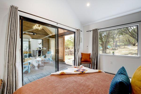 Breezeway Cabin + Hot Tub + Fire Pit + Hill Country Views