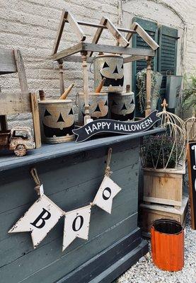 Come visit our outdoor alley filled with vintage items and outdoor decor