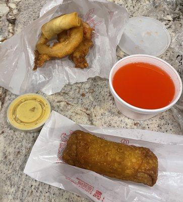 Massive egg roll, onion ring , sweet and sour sauce , HOT MUSTARD is the REAL DEAL!