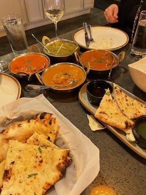 Four kinds of curry and garlic naan