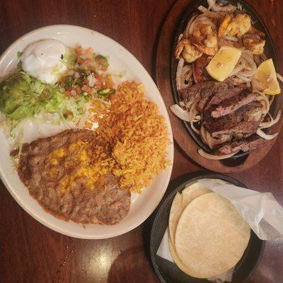 steak and shrimp combo fajitas