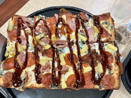 Make your own square with spinach Alfredo n pepperoni n ham n bacon n garlic butter crust n half anchovy n bbq sauce omg omg