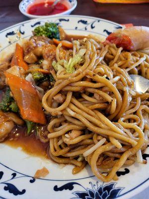 Lunch Special - Chef's Special with chowmein and egg roll