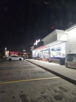 Front of honey farms that bought out the store for this ExxonMobil location.