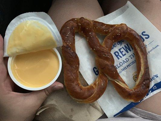 Original Pretzel w/ Cheese Dip