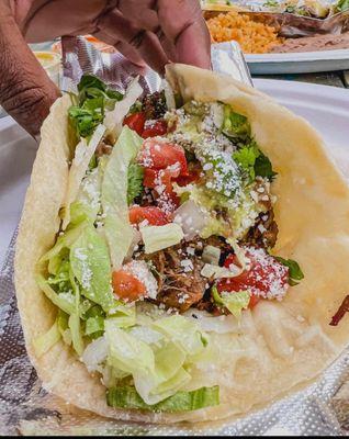 Desperado Taco, Smoked Brisket, crema, queso fresco, lechuga, guacamole y pico.