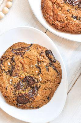 VEGAN CHOCOLATE CHIP COOKIE