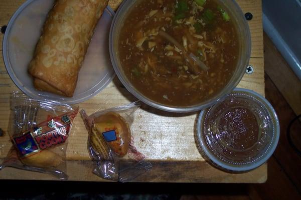 egg roll ,and hot and sour soup very good!