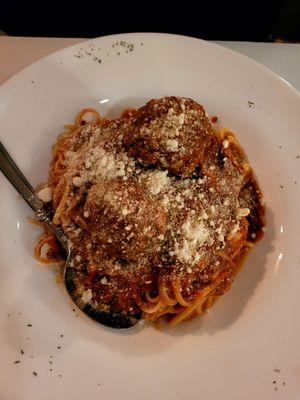 Linguini with meatballs