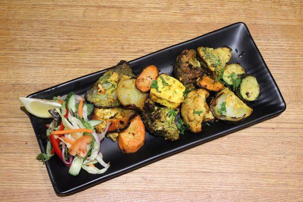 TANDOORI FASAL (VIGF)
Florets of cauliflower, broccoli, zucchini, bell peppers, carrot, onions
cottage-cheese cubes ( Paneer)