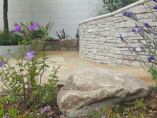 Bluestone multicolor flagstone, malibu boulders, El Coronado Barley stuck stone, stepstone capstone, decomposed granite.