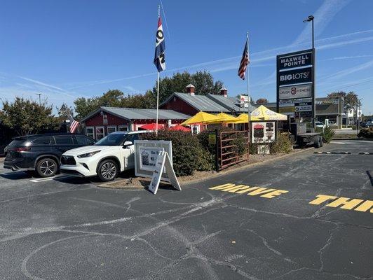 Front overview - Outside - drive through to the right and outdoor seating to the left