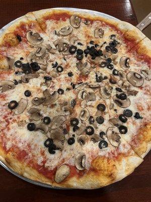 Large pie with mushrooms and black olives