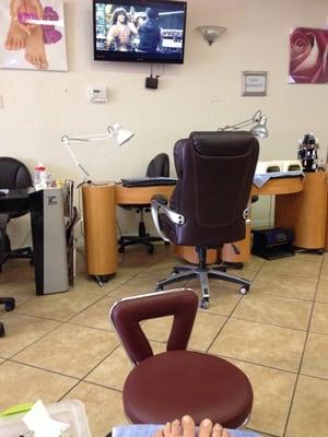 My first time here. Only one here on Saturday. Good service. Good movie on tv. Pedi and gel manicure.