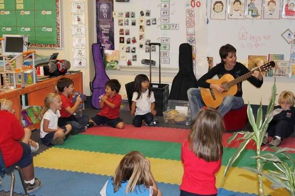 Frau Claudia sings German songs with the kids