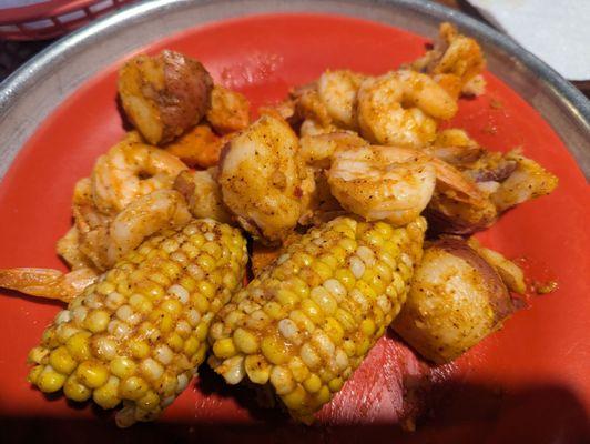 Shrimp, corn and potatoes