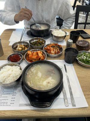 Side dishes with seolleongtang 설렁탕;雪濃湯