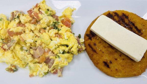 Desayuno con arepa de choclo