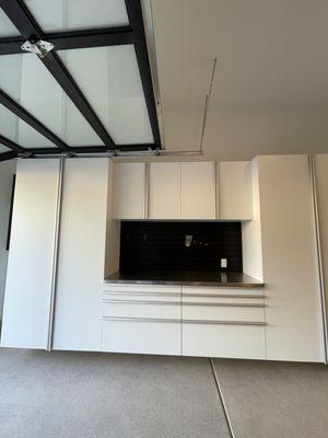 Great looking garage in white with full length handles, stainless steel top and black slatwall.