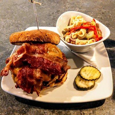 Pulled Pork Burger with Pasta Salad