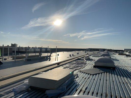 Fully insulated roof deck for a local grocery store. Tan colored TPO to meet city design criteria.