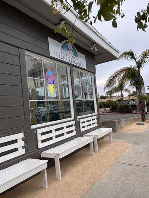 Love these benches to enjoy your sweet treat!