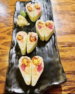 Sweetheart Roll 
 Tuna, Crab, Lobster, Cream Cheese and wrapped in Soy Paper with sauce