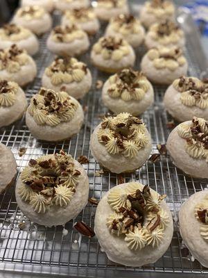 Butter pecan! Cakes, cinnamon-vanilla salted caramel donut