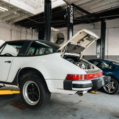 A 930 Porsche 911 Targa in for some HOUSE love.