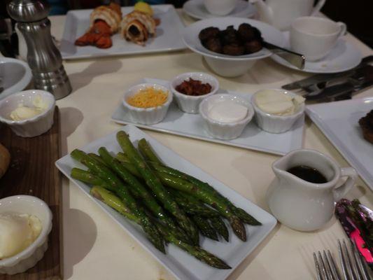 Sides of asparagus and sauteed mushrooms.