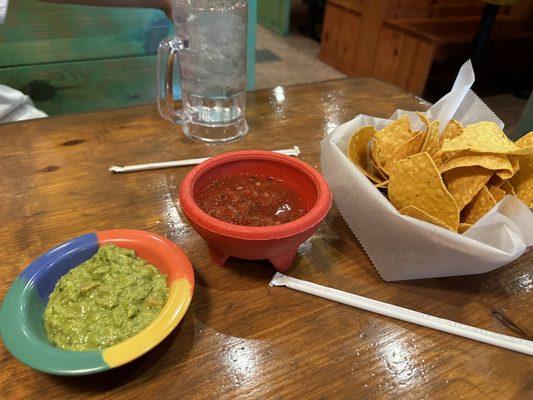 "Fresh guacamole" tasted like it was out of a bag, almost watery it was so creamy. The chips also tasted like they were out of a bag.