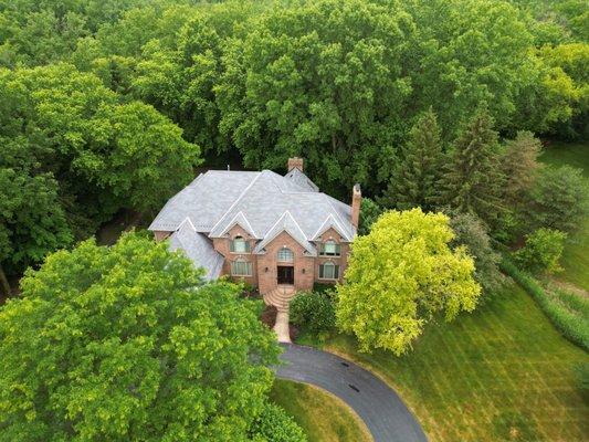 Roof replacement on a beautiful home surrounded by the woods